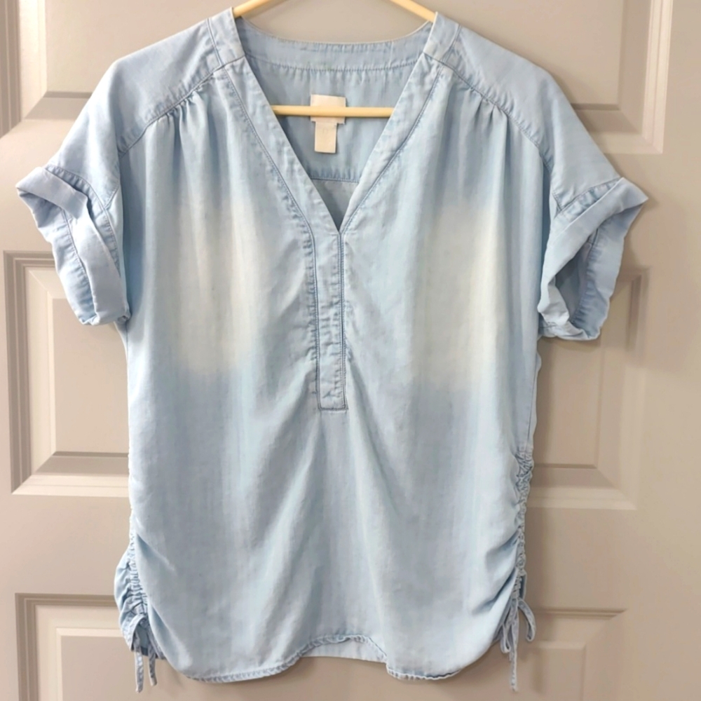 Women's bleached blue V neck short sleeve top by Chico size 0 (Xtra small)